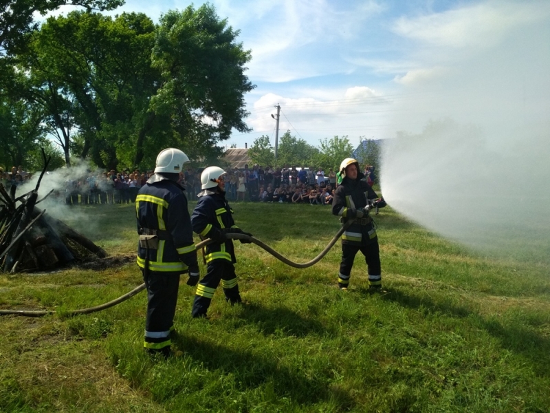 Спасатели Павлограда продемонстрировали свои возможности жителям села