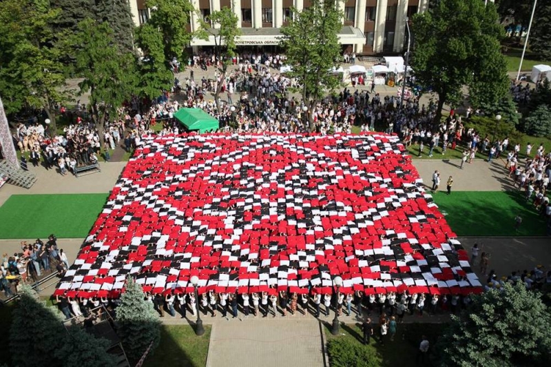 Жители Павлоградщины приняли участие в областном патриотическом флэшмобе