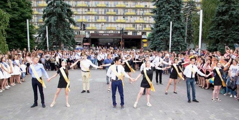 Выпускники Павлограда могут принять участие в конкурсе на лучший школьный вальс