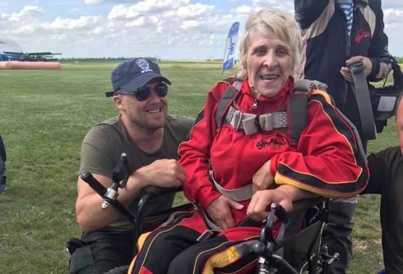 71-летняя павлоградка в инвалидной коляске прыгнула с парашютом
