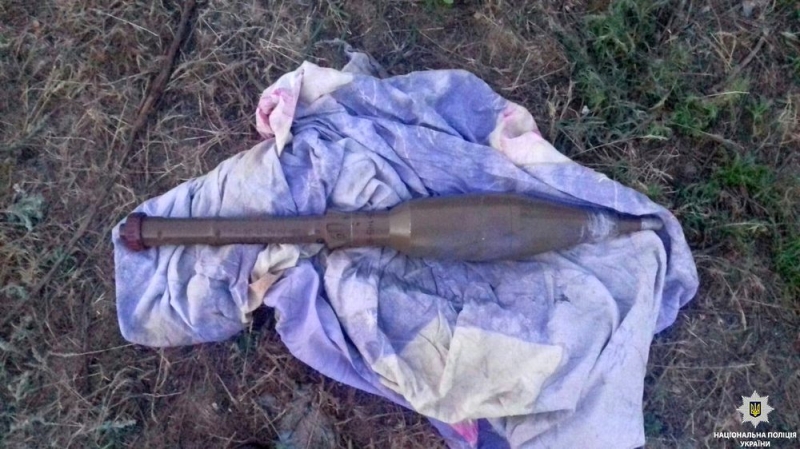Полицейские Павлограда задержали мужчину, который разбирал снаряд рядом с многоэтажками