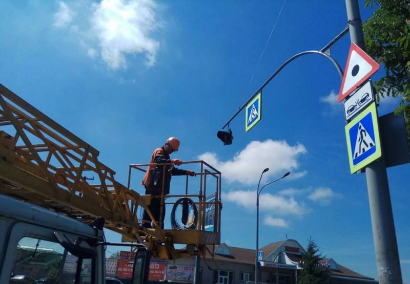 На опасном дорожном переходе Павлограда установили сигнальное устройство