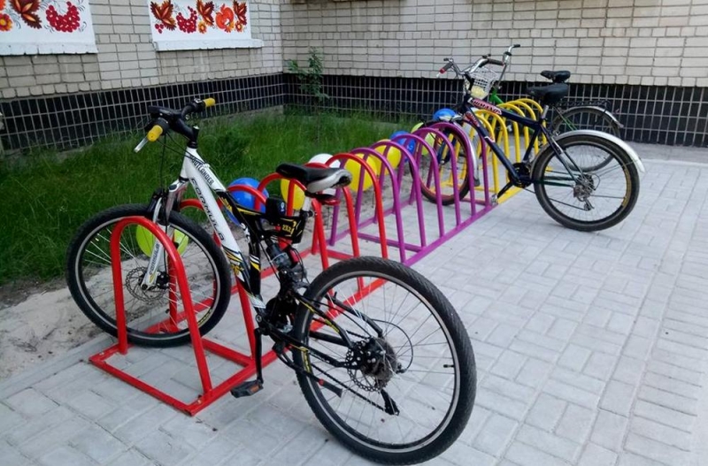 В одной из школ Павлограда появилась собственная велопарковка