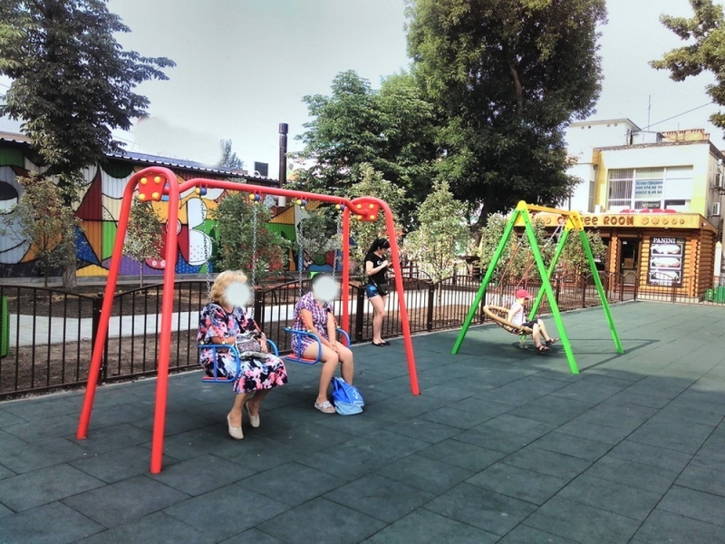 Коммунальщики пообещали «прославить» взрослых павлоградцев, которые катаются на детских качелях