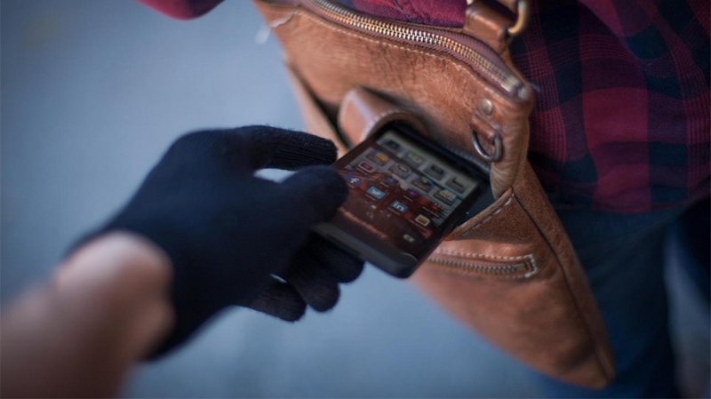 В Павлограде парень ограбил женщину, когда та гуляла по парку