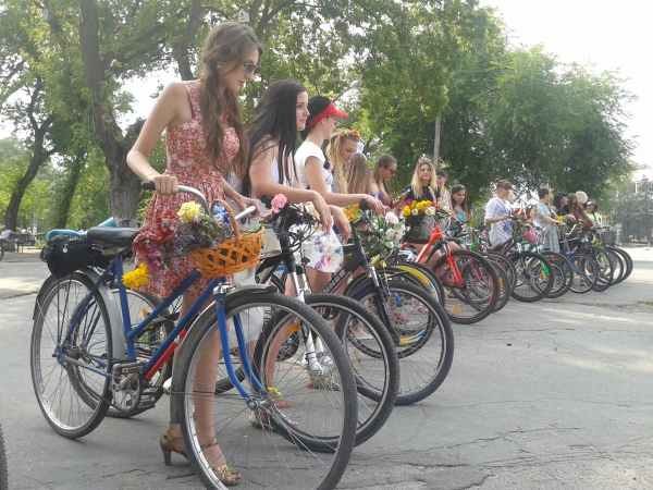 В платьях и на каблуках: девичий велопарад в Павлограде