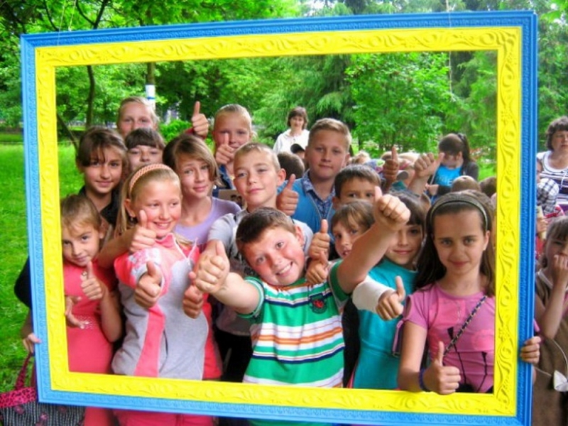 В пришкольных лагерях Павлограда дети углубленно изучают иностранные языки