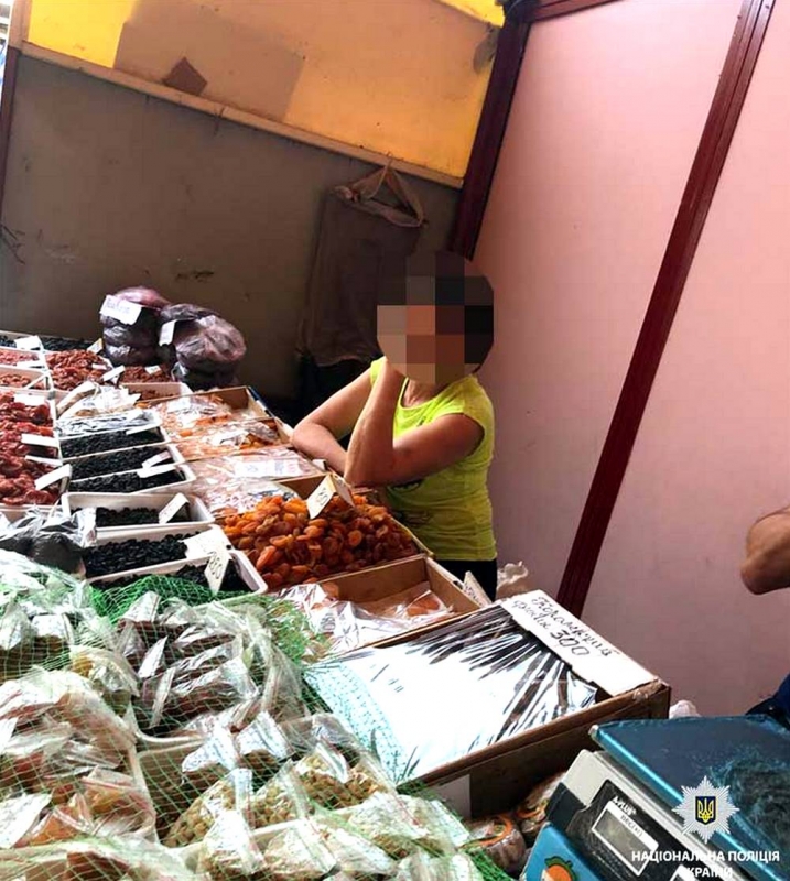 На Днепропетровщине женщина вместе с сухофруктами на рынке продавала наркотики