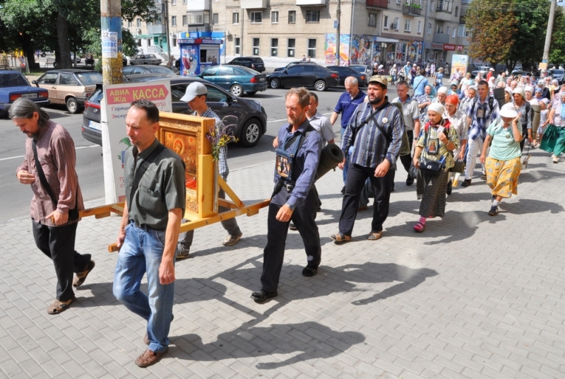 Через Павлоград прошел крестный ход с чудотворной иконой