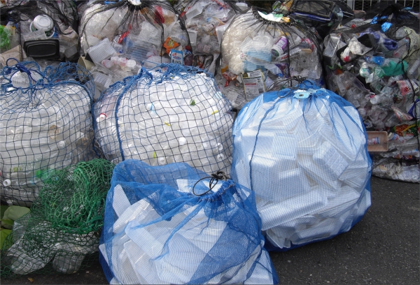 Павлоградцы жалуются на нелегальные киоски по сбору вторсырья