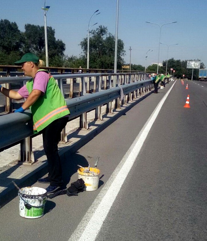 Коммунальщики Павлограда взялись за профилактический ремонт мостов