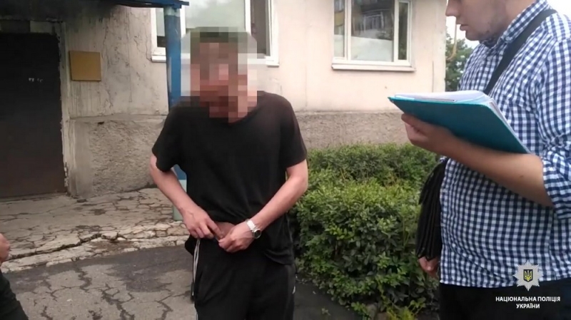 У жителя Першотравенска посреди улицы нашли метамфетамин (ВИДЕО)