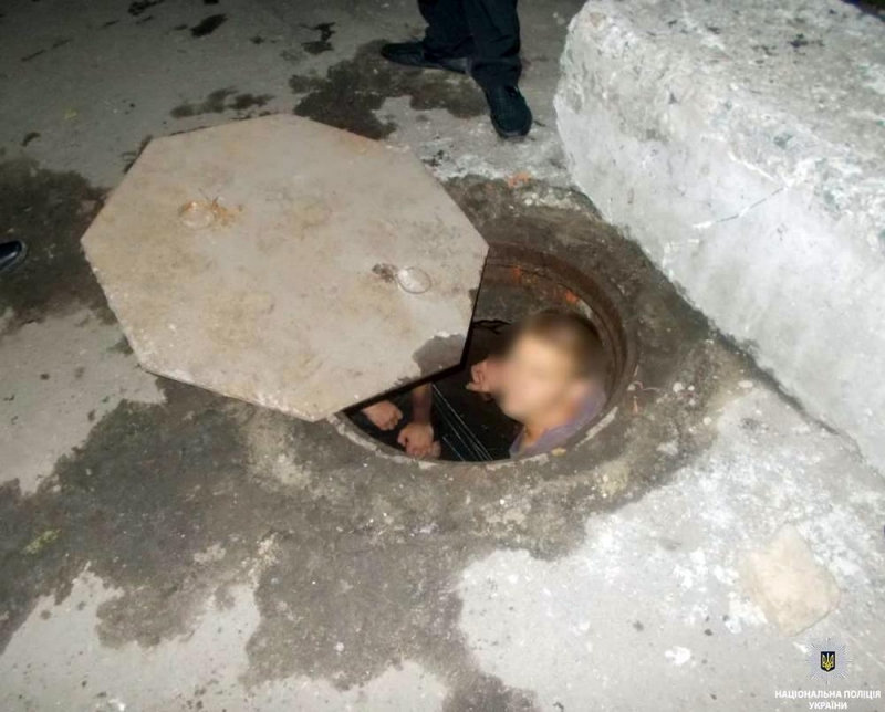 В Павлограде под покровом ночи двое мужчин воровали кабель из колодца