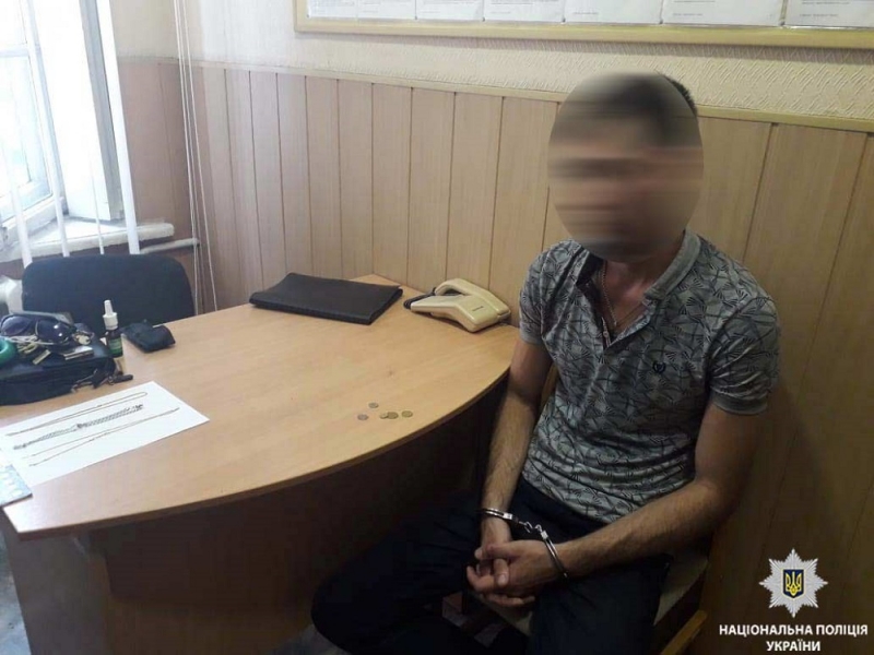 В Павлограде в подъезде женщина стала жертвой разбойника