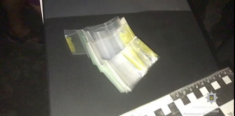 Полицейские Першотравенска нашли у мужчины 14 пакетиков опасного наркотика (ВИДЕО)