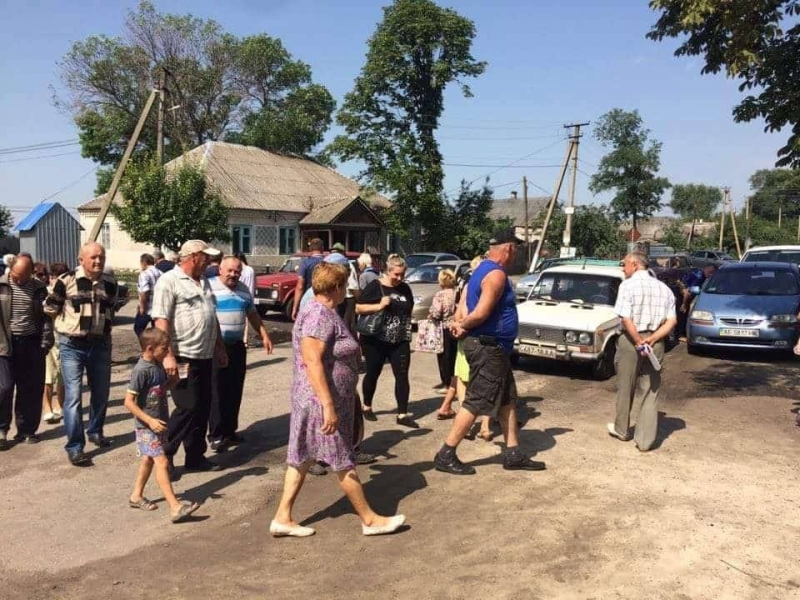 В Павлоградском районе жители перекрыли дорогу, требуют приезда губернатора