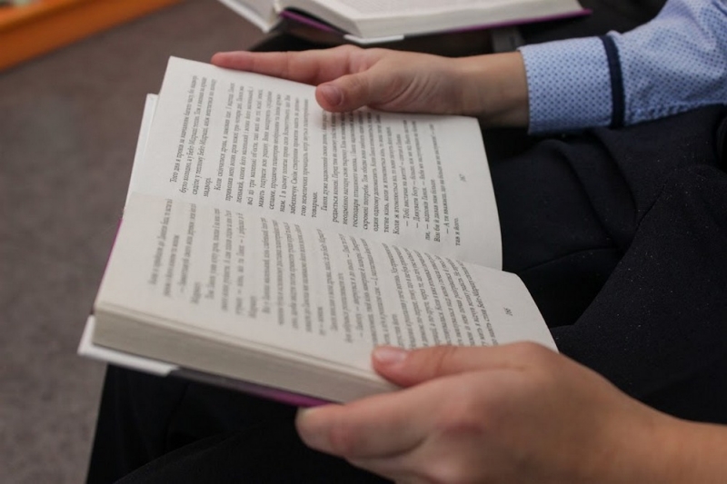 На Днепропетровщину поступило более 200 тысяч новых учебников для пятых классов