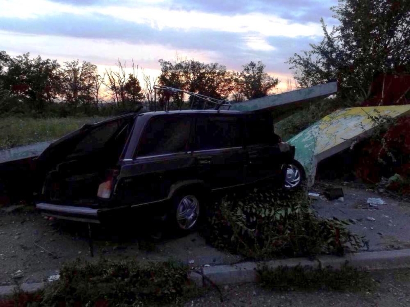 На Днепропетровщине водитель «Жигули» снес автобусную остановку и погиб на месте (ФОТО)