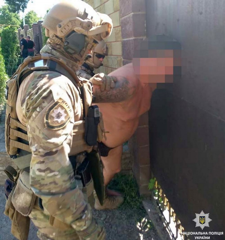 На Днепропетровщине, отмечая день рождения, мужчина выстрелил девушке в лицо