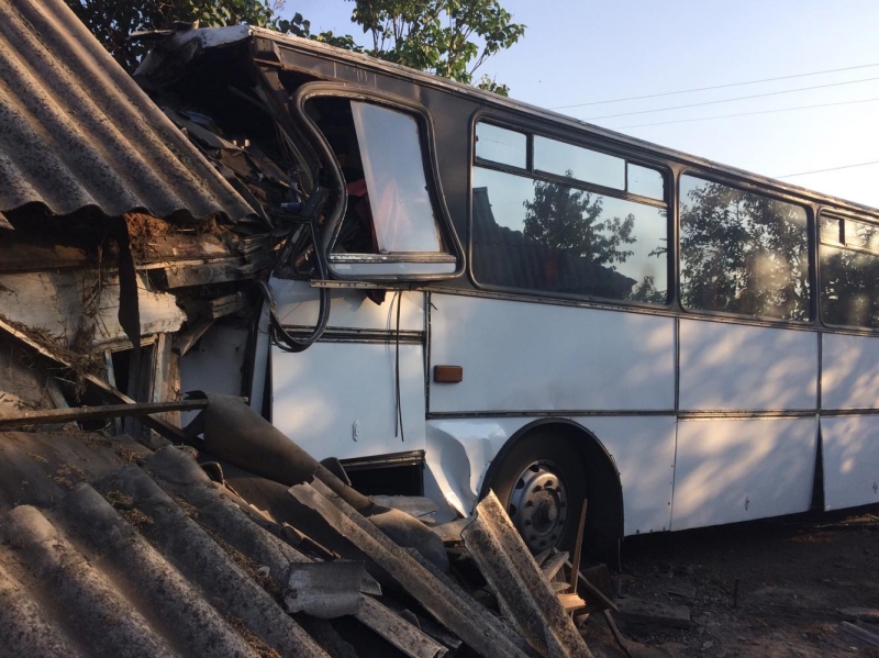 В Павлоградском районе автобус влетел в жилой дом