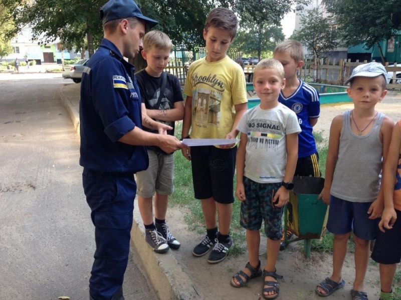 Правилам безопасного поведения павлоградцы обучались прямо на улице