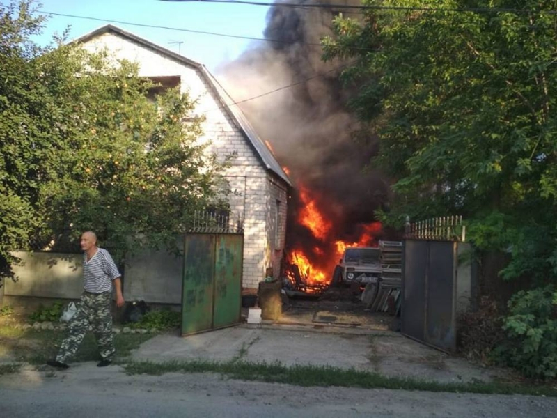 В Павлограде на одном пожаре горели крыша дома, авто, гараж и хозпостройка (ОБНОВЛЕНО, ВИДЕО)