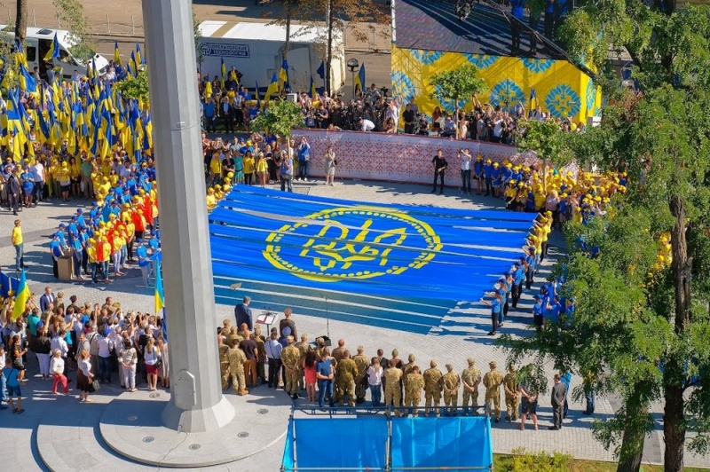 Впервые традиционное поднятие флага прошло не в Киеве, а в Днепре (ФОТО)