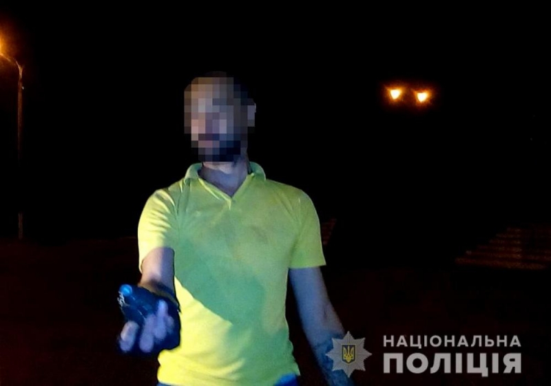 В Першотравенске мужчина на улице угрожал прохожим взорвать гранату