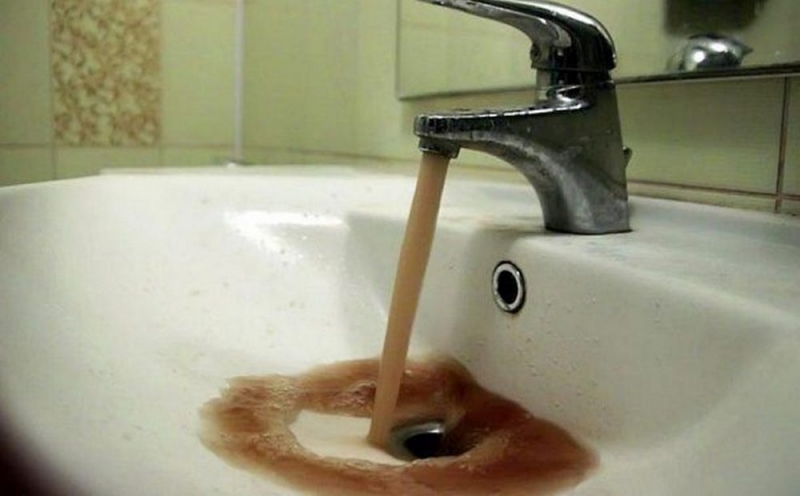 В Павлоградводоканале объяснили, почему в кранах горожан течет плохая вода