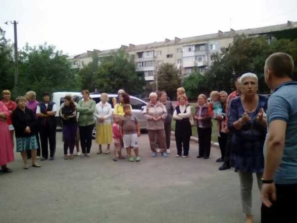 Митинг на улице Новая: жители домов требуют снести ларек-разливашку