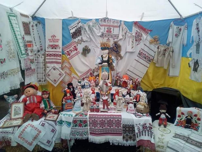 Театр мод из Терновки получил звание «лучшие участники» фестиваля «Петриківський дивоцвіт»