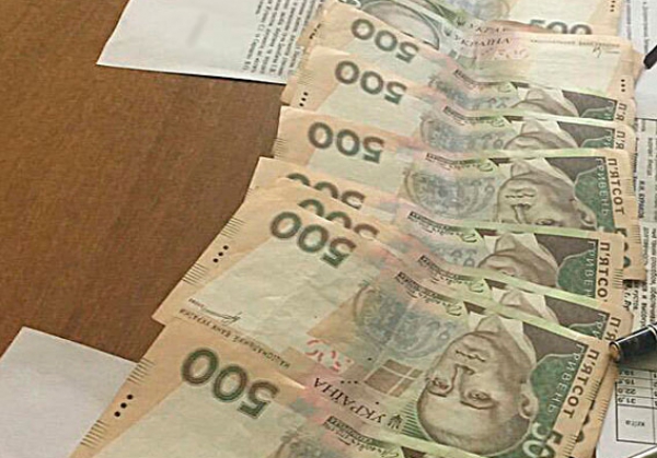 Чиновники требовали 10 тысяч у павлоградца за оформление документов на участок