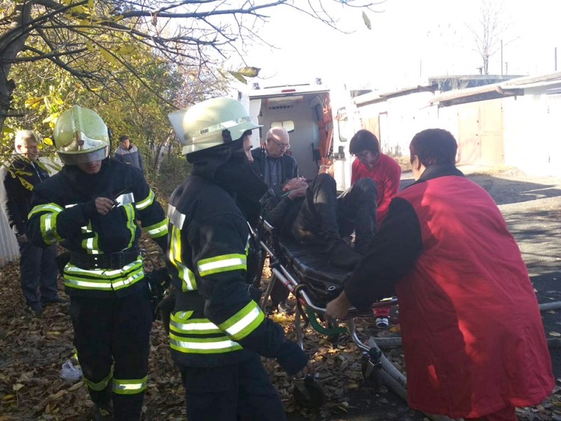 В Першотравенске мужчина едва не задохнулся в гараже во время пожара