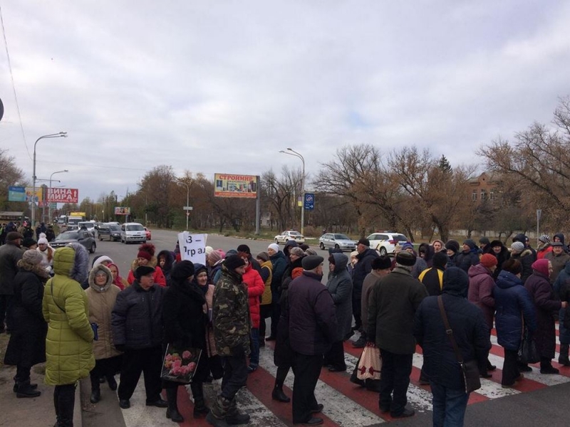 В Павлограде митингующие перекрыли трассу Днепр-Донецк из-за отсутствия газа в домах (ФОТО, ВИДЕО)