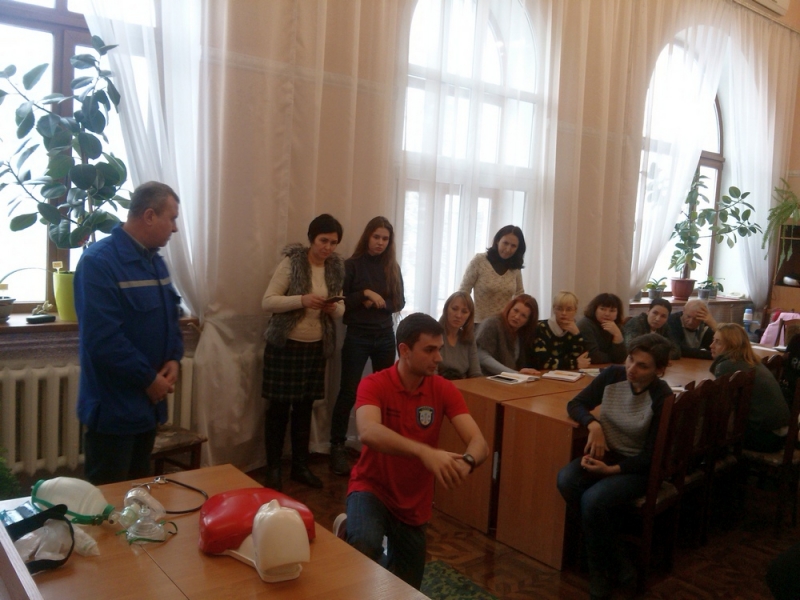 В Павлограде медики «скорой» научили педагогов оказывать первую помощь