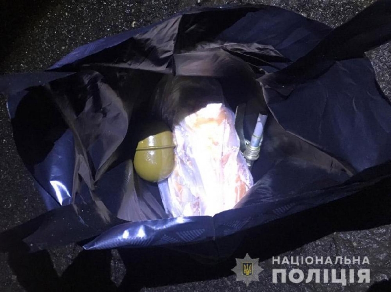 Полицейские Павлограда у пассажира авто нашли гранату и запал
