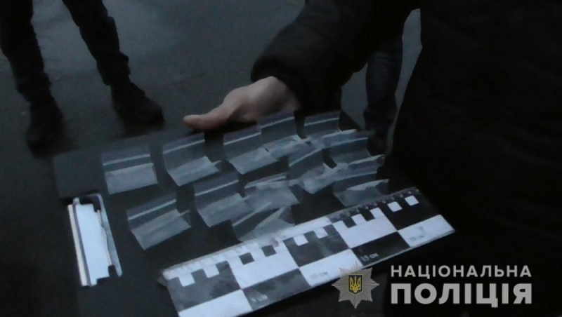 В Першотравенске полицейские изъяли у мужчины 12 пакетов с наркотиком
