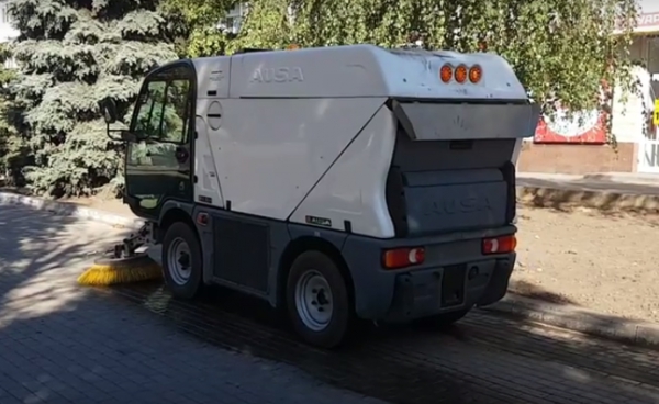 На улицах Павлограда начала работать машина-пылесос