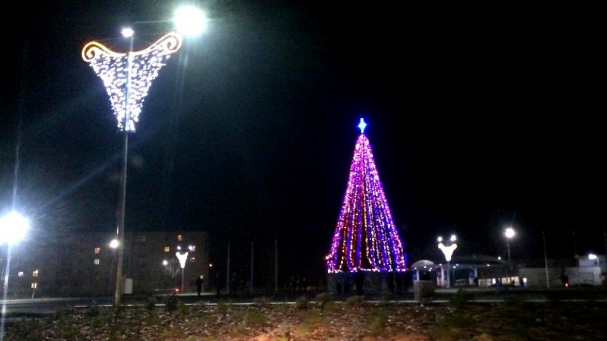 3D звезда и LED иллюминация: в Терновке засияла новогодняя елка