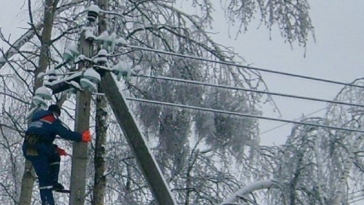 Из-за штормовой погоды на Днепропетровщине 25 тыс. людей остаются без электричества