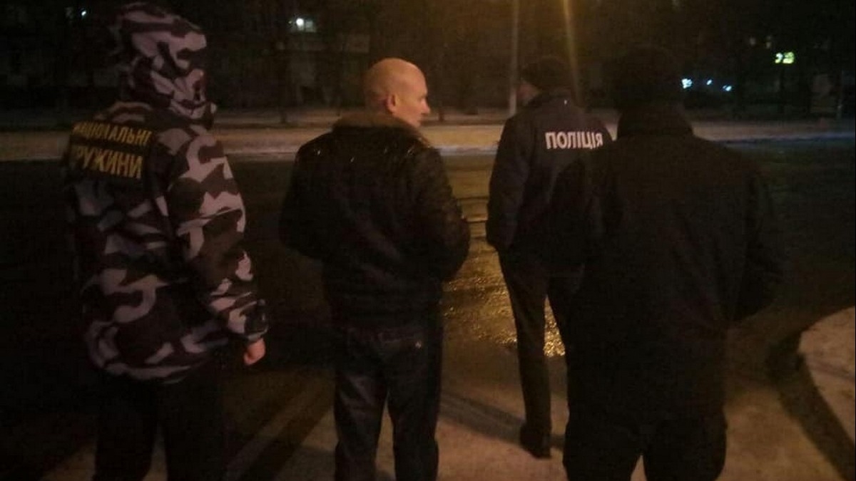 В центре Павлограда мужчина повредил и украл ветви голубой елки