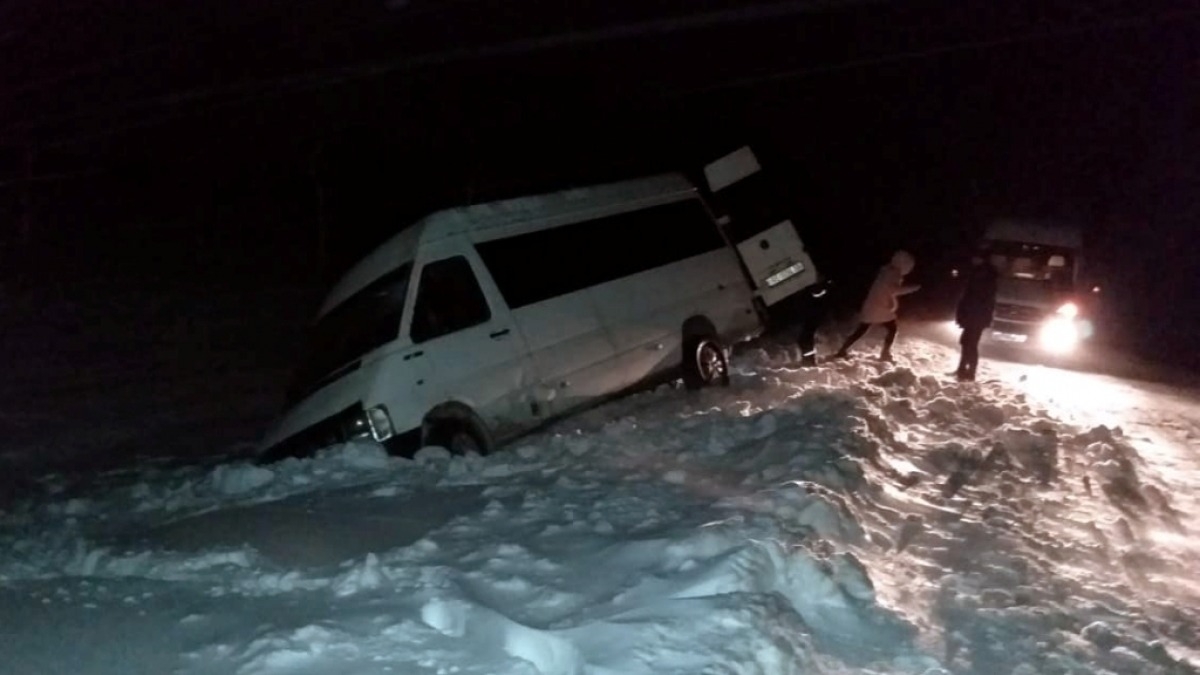 Новый год в поле. Спасатели за сутки вытянули 5 автомобилей из снега