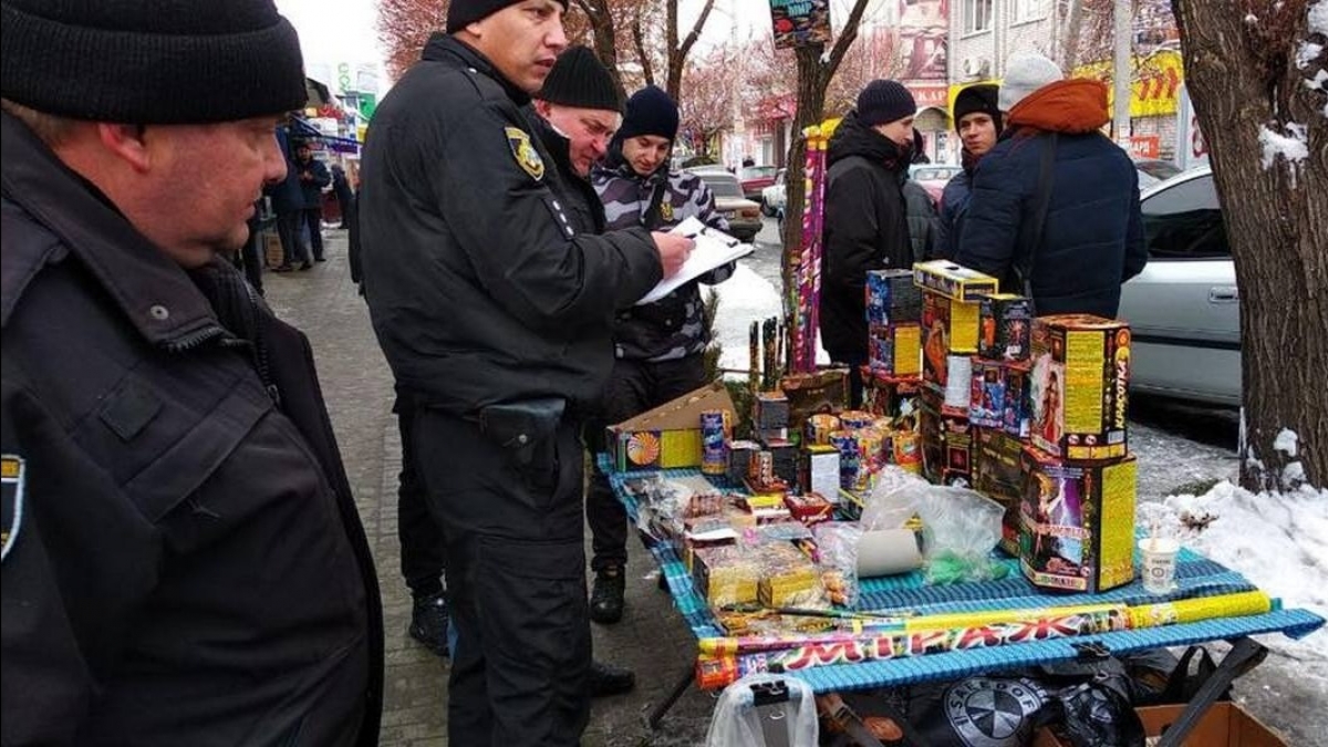 В Павлограде проверили легальность точек продажи пиротехники