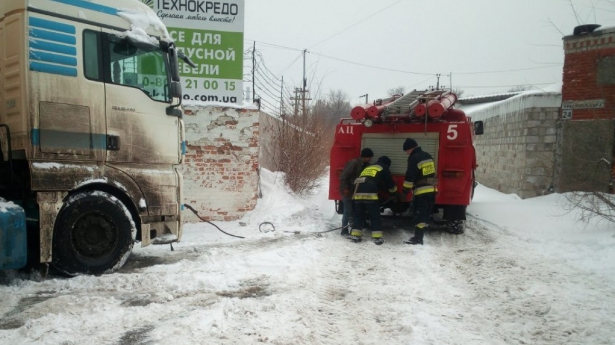 17 автомобилей за ночь из снега вытянули спасатели