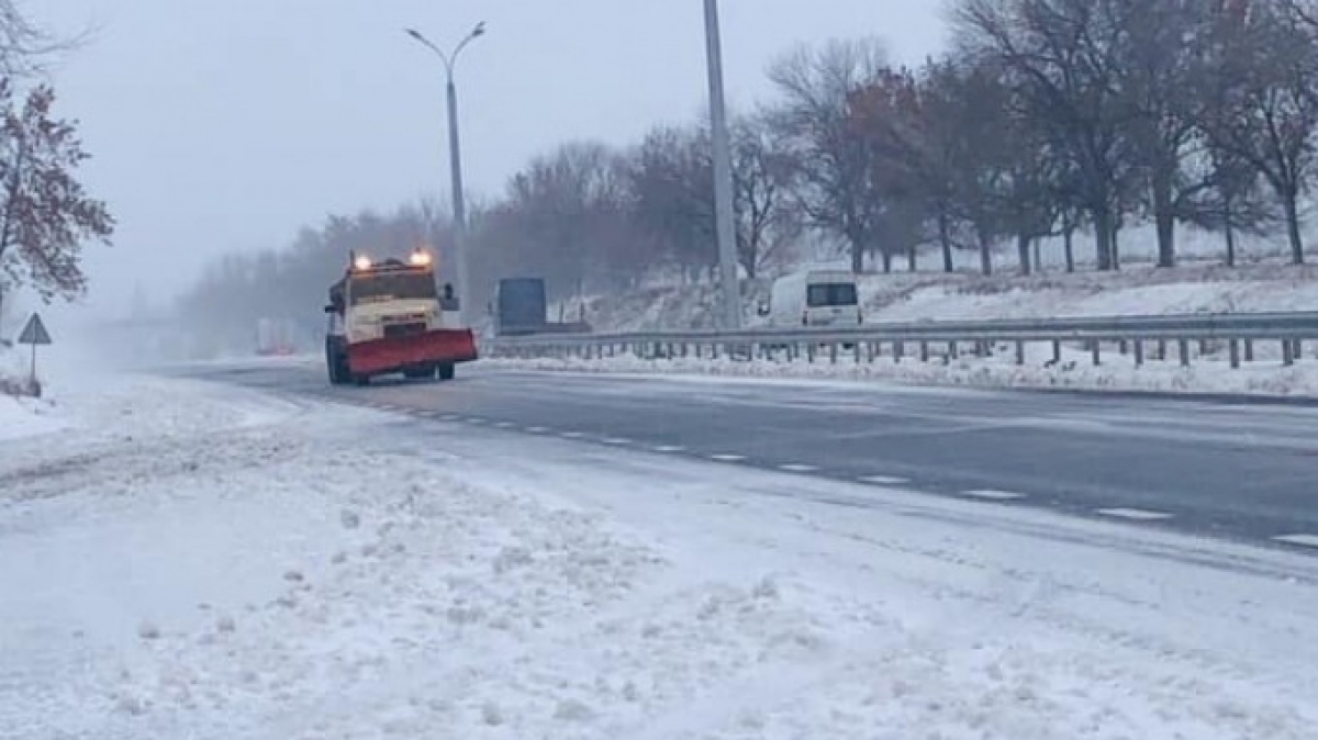 Трассы заснежены но проехать можно. За ночь расчистили 5107 км дорог