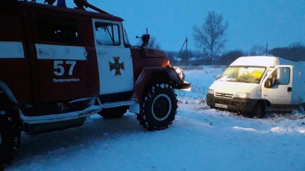 Закрытые трассы и машины в снежных ловушках - непогода в Украине