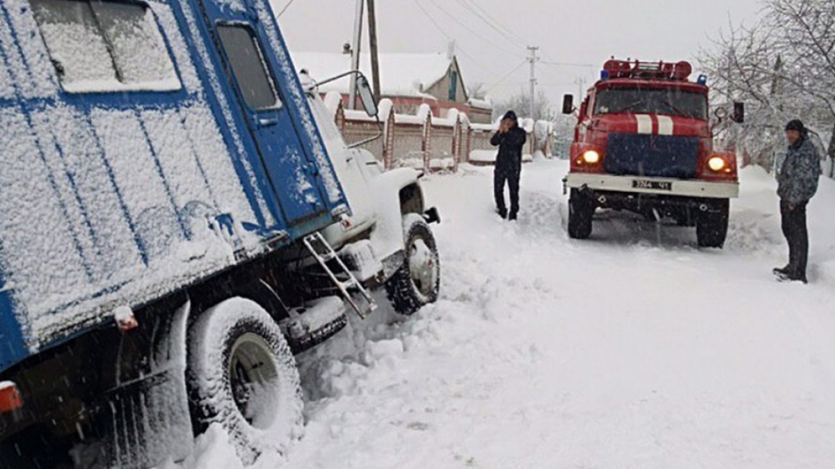 За сутки спасатели вытащили 22 авто из снежных заносов