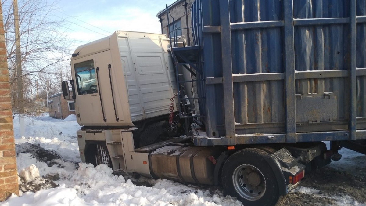 В Днепропетровской области продолжают вытаскивать фуры из снега