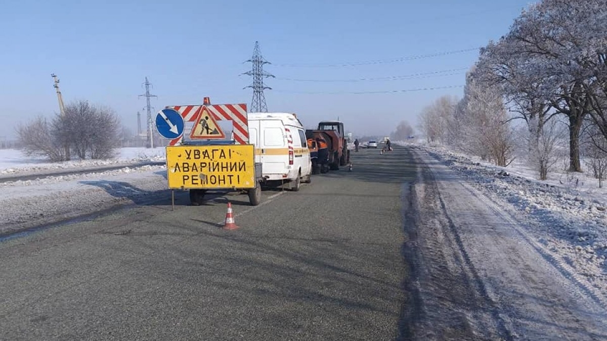 Дорожные службы начали латать трассы - где ведут работы