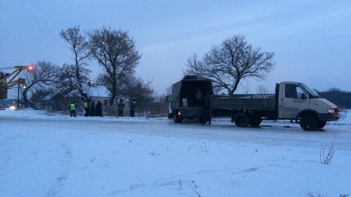 Из-за не почищенных дорог в Павлоградском районе скорая слетела с трассы